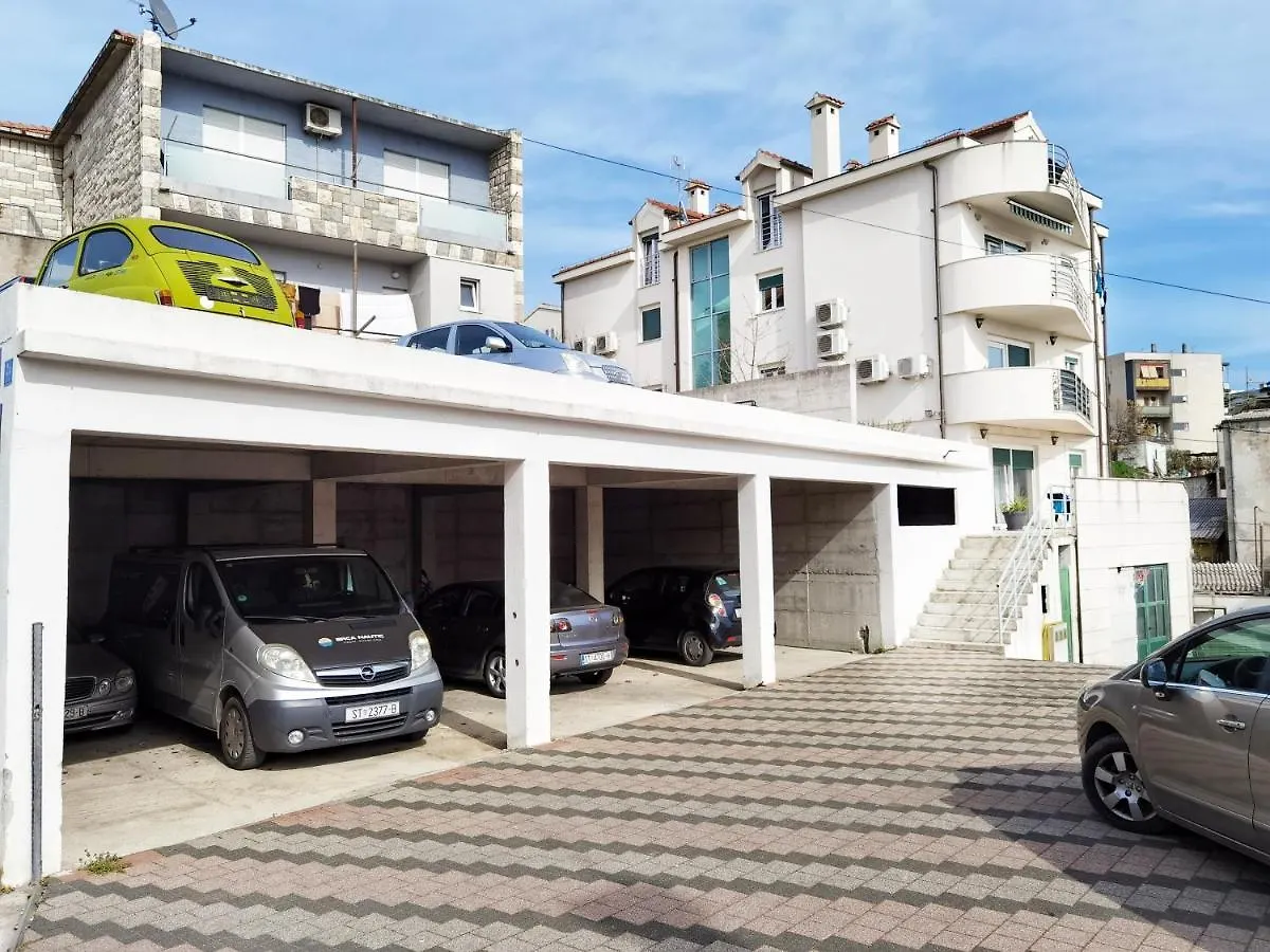 Apartments Nova Split 0*,